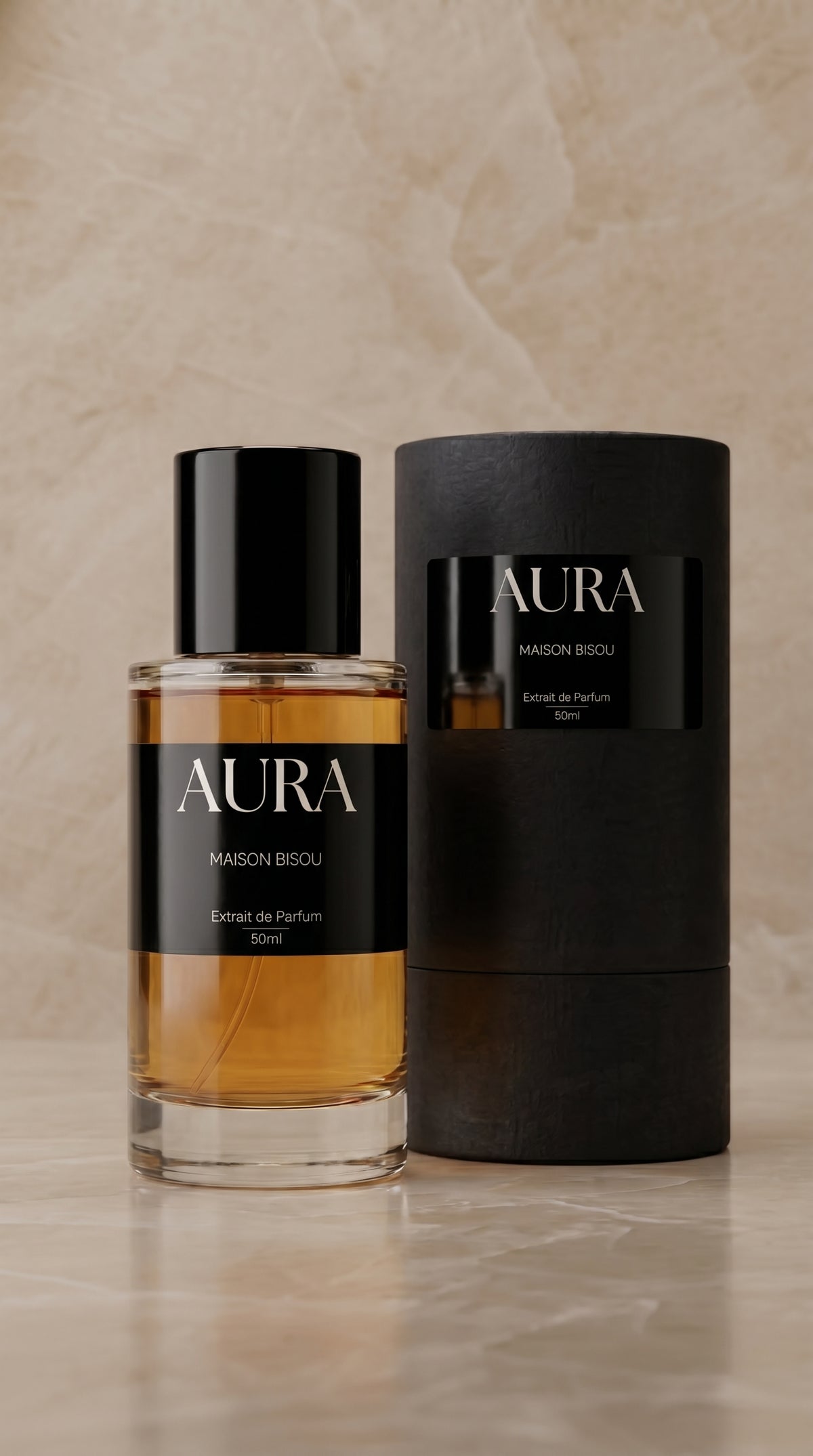 Extrait de Parfum AURA de Maison Bisou — flacon et coffret sur marbre beige, cognac et fève tonka