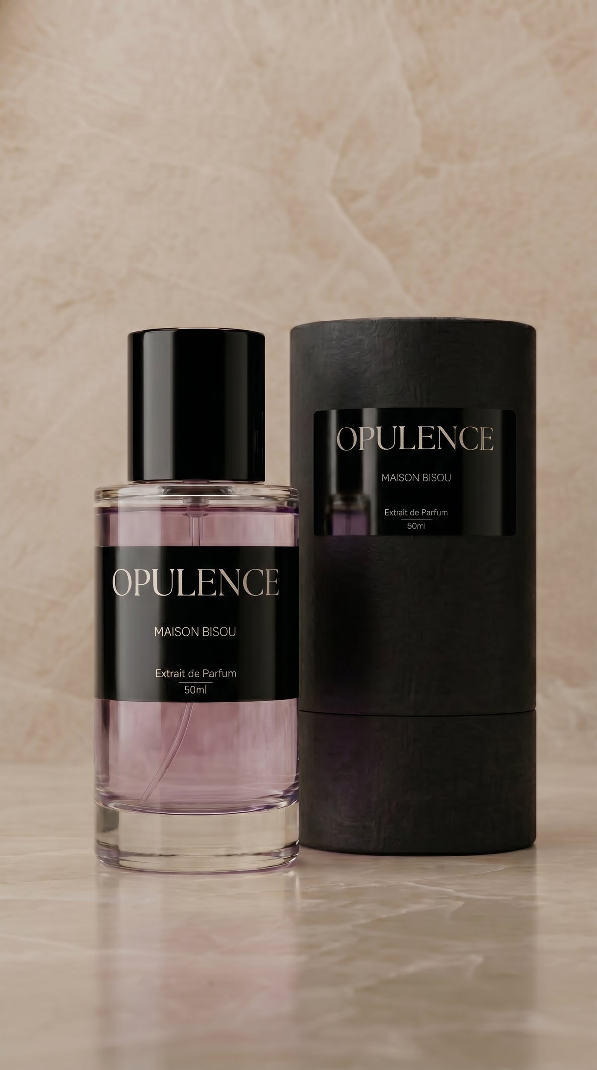 Extrait de Parfum OPULENCE de Maison Bisou — flacon sur fond floral bordeaux, rose, oud et ambre