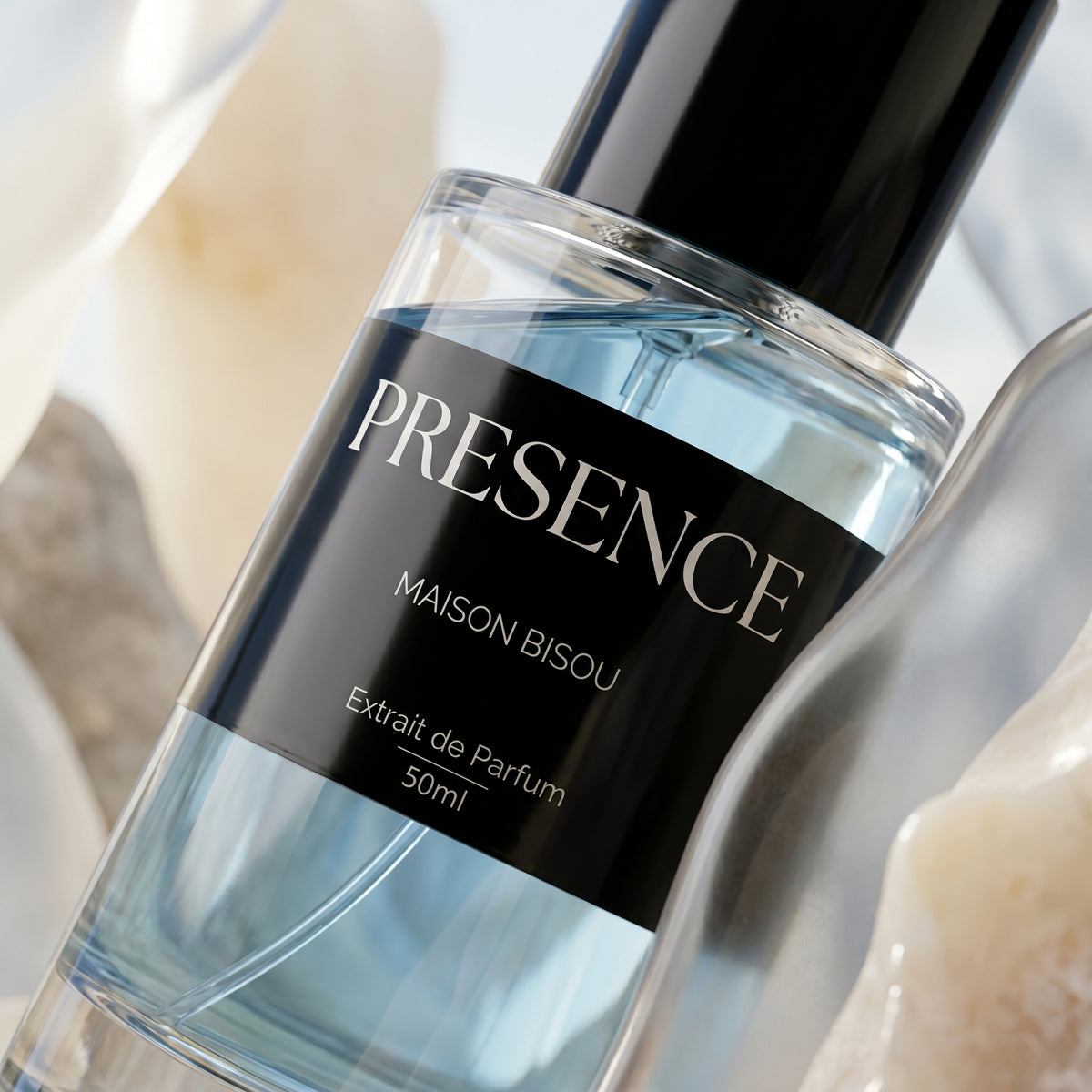 Extrait de Parfum PRÉSENCE de Maison Bisou — flacon sur drapé floral ivoire, fraîcheur bergamote et thé noir