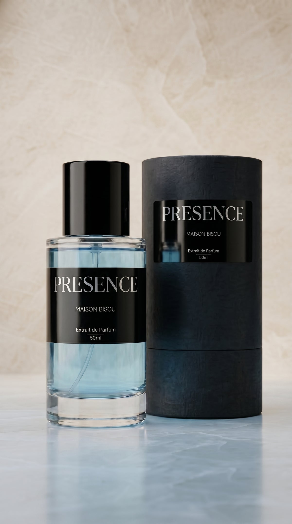Extrait de Parfum PRÉSENCE de Maison Bisou — flacon sur marbre floral ivoire, fraîcheur bergamote et thé noir