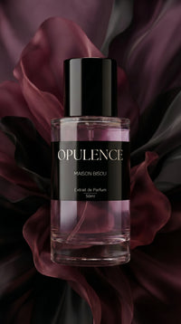 Extrait de Parfum OPULENCE de Maison Bisou — flacon sur fond floral bordeaux, rose, oud et ambre