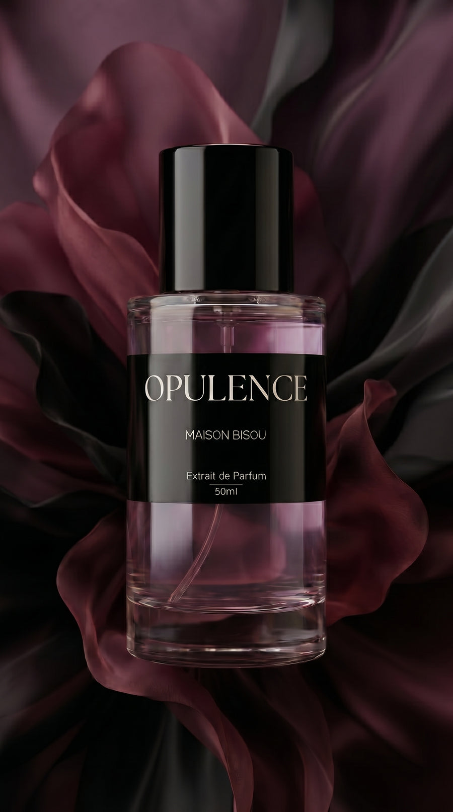 Extrait de Parfum OPULENCE de Maison Bisou — flacon sur fond floral bordeaux, rose, oud et ambre