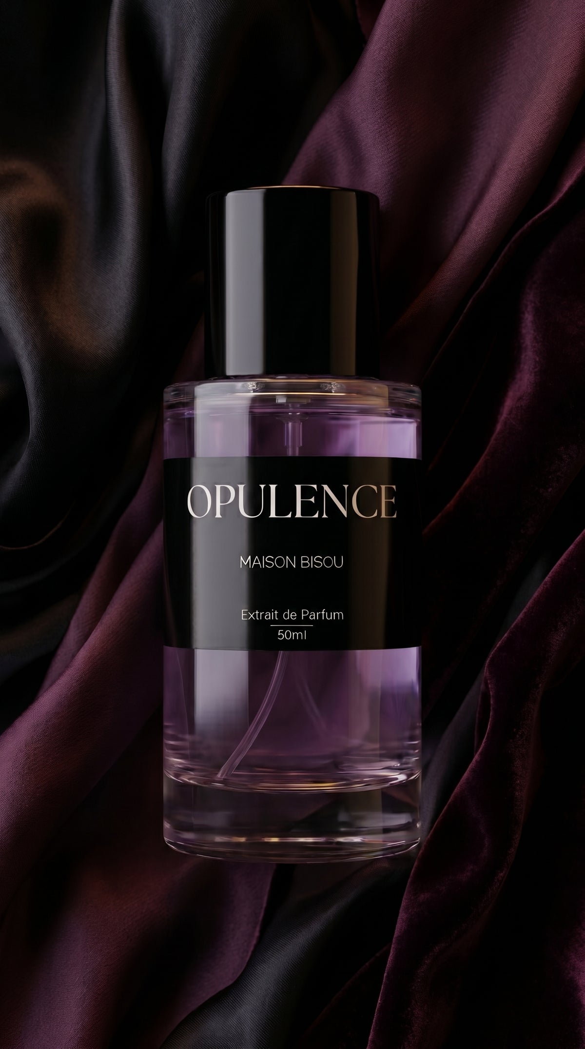 Extrait de Parfum OPULENCE de Maison Bisou — flacon sur fond floral bordeaux, rose, oud et ambre