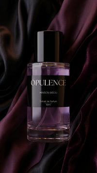 Extrait de Parfum OPULENCE de Maison Bisou — flacon sur fond floral bordeaux, rose, oud et ambre