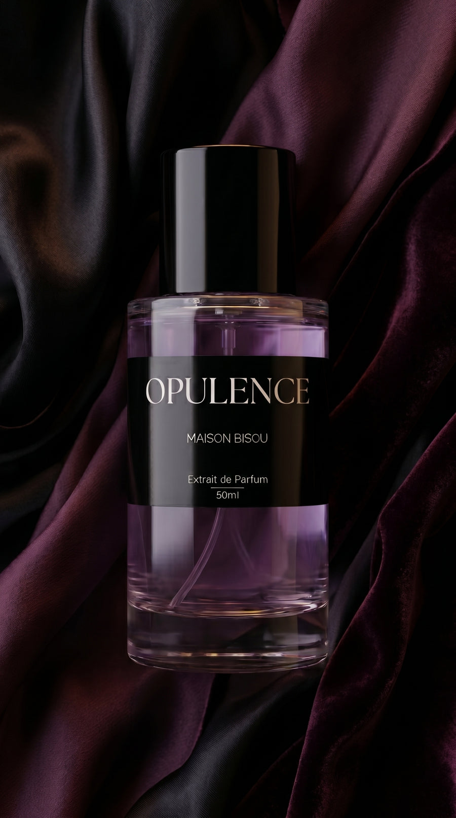 Extrait de Parfum OPULENCE de Maison Bisou — flacon sur fond floral bordeaux, rose, oud et ambre