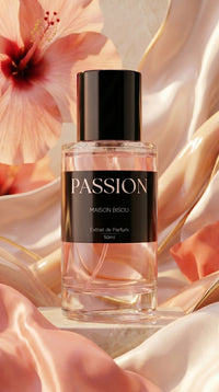 Extrait de Parfum PASSION de Maison Bisou — flacon sur drapé floral pêche, hibiscus, rose et musc