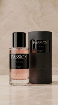 Extrait de Parfum PASSION de Maison Bisou — flacon sur marbre, et sa boite noire