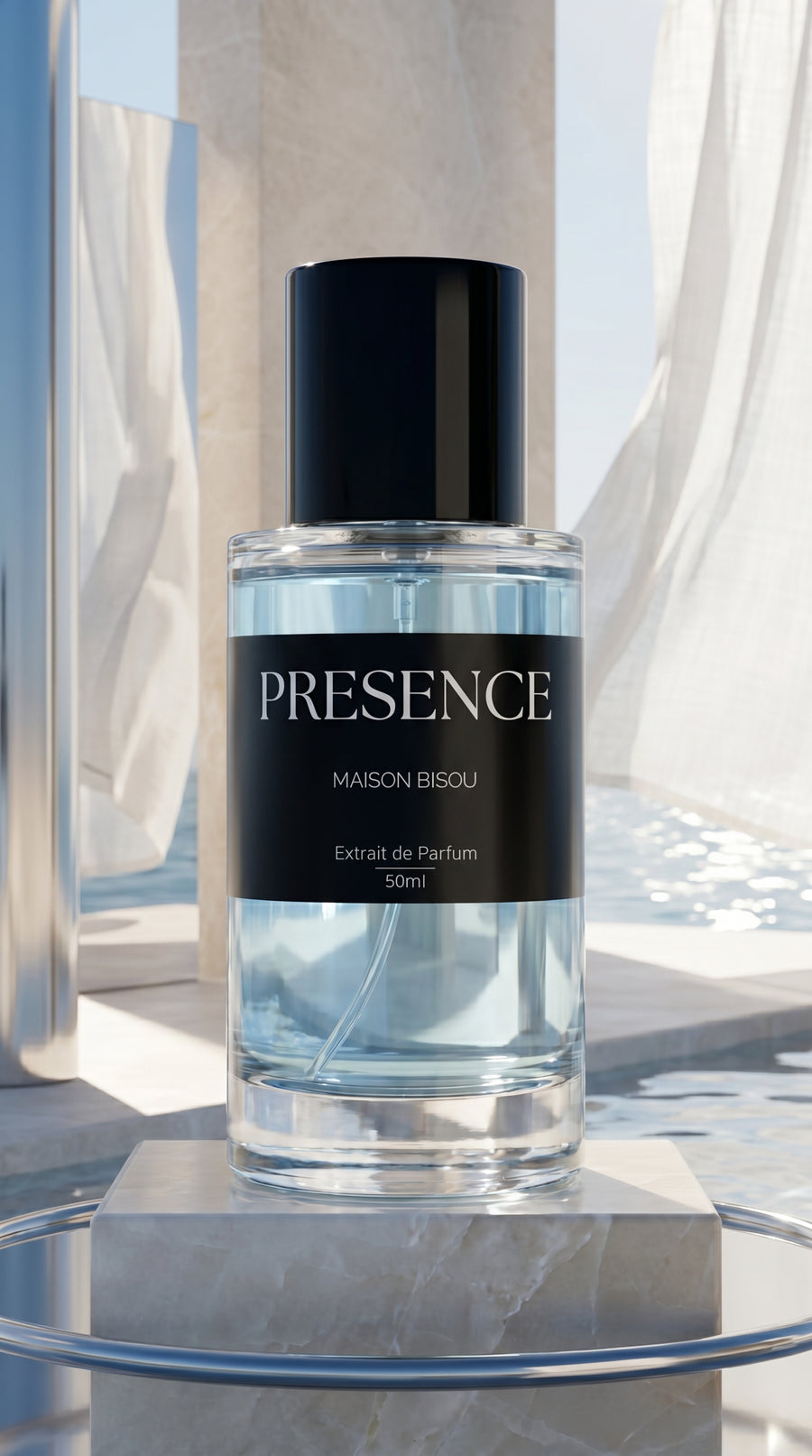 Extrait de Parfum PRÉSENCE de Maison Bisou — flacon sur drapé floral ivoire, fraîcheur bergamote et thé noir