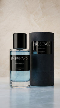 Extrait de Parfum PRÉSENCE de Maison Bisou — flacon sur marbre floral ivoire, fraîcheur bergamote et thé noir